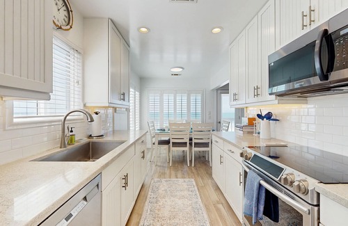 South Oceanside Casa | Bright, attractive family house right on beach w/firepit, free WiFi, private W/D