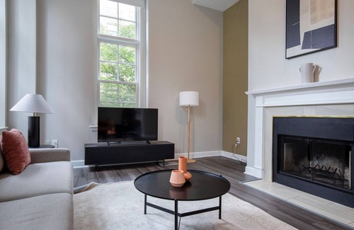 Prudential - St. Botolph Apartamento | Bright Back Bay 2BR w/ Courtyard & Gym, nr Restaurants, by Blueground
