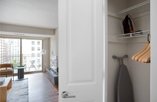 Ballston Apartamento | Bright Ballston 1BR w/ Concierge, W/D & Pool, near Metro, by Blueground