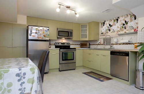 Richmond Hill Casa | Bright Basement Suite | 2BR + Organic King Bed