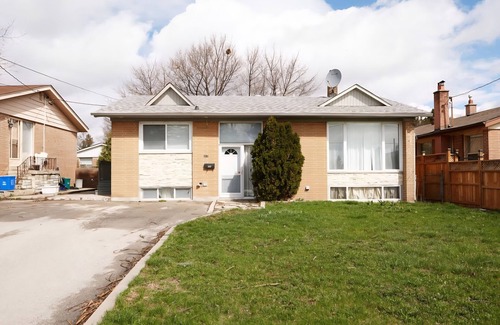 Richmond Hill Casa | Bright Basement Suite | 2BR + Organic King Bed