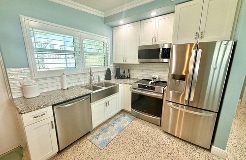 Ocean View Halifax Estates Casa | Bright Beach Bungalow – 1 Block to Dahlia Park Beach Access