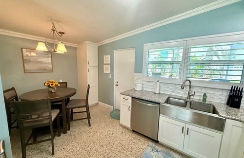 Ocean View Halifax Estates Casa | Bright Beach Bungalow – 1 Block to Dahlia Park Beach Access