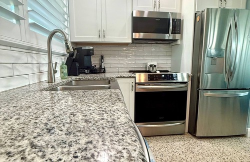 Ocean View Halifax Estates Casa | Bright Beach Bungalow – 1 Block to Dahlia Park Beach Access