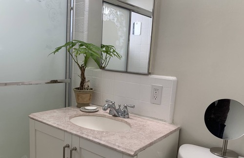 The Strand Apartamento | Bright Beach Apartment in Heart of Downtown MB