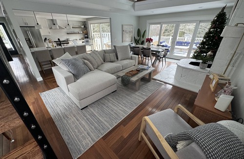 Newport East Casa | Bright Beach Cottage, renovated 3 bedroom, large private sunny deck!!