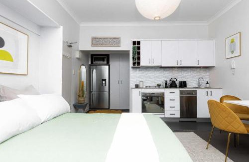North Bondi Apartamento | Bright Beachfront Studio with Terrace & Aircon