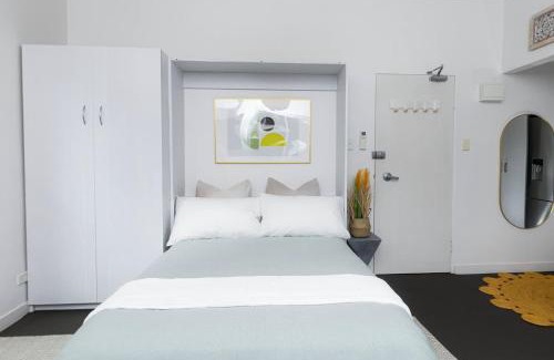 North Bondi Apartamento | Bright Beachfront Studio with Terrace & Aircon