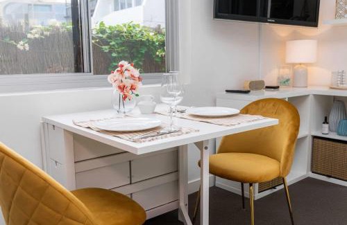 North Bondi Apartamento | Bright Beachfront Studio with Terrace & Aircon