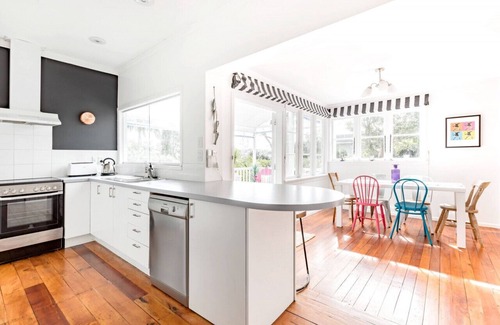 Torbay Casa | Bright Beachside Cottage