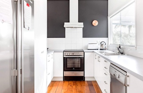 Torbay Casa | Bright Beachside Cottage