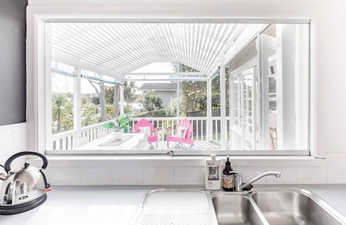 Torbay Casa | Bright Beachside Cottage