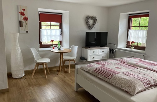 Borler Cama Y Desayuno | Habitación doble hermosa y luminosa con una amplia vista en una zona tranquila.