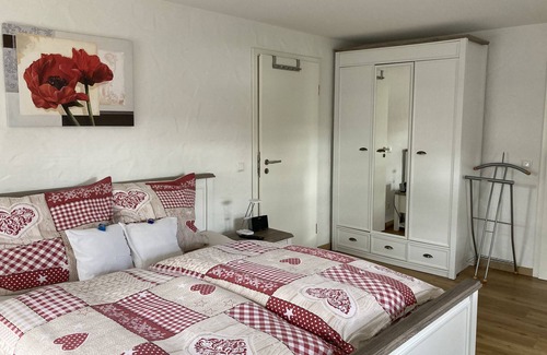 Borler Cama Y Desayuno | Habitación doble hermosa y luminosa con una amplia vista en una zona tranquila.