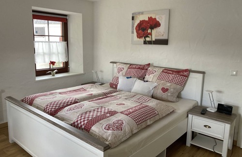 Borler Cama Y Desayuno | Habitación doble hermosa y luminosa con una amplia vista en una zona tranquila.