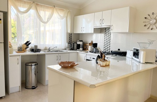 Kelmscott Casa | Brillante y hermosa casa en las colinas!