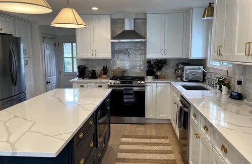 Highlands Casa | Bright & Beautiful Single Family in the Highlands!