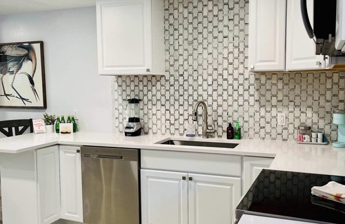 Clayton Condominio | Bright Bespoke 1-BR Unit in the Cottages on James