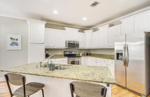 Biloxi Apartamento | Bright Biloxi Condo Walk to the Beach!