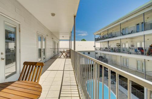 Biloxi Apartamento | Bright Biloxi Condo Walk to the Beach!