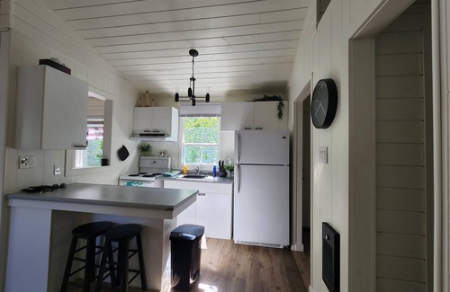 Grand Beach Cabina | Bright & Blue Grand Beach beach house!