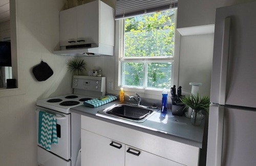 Grand Beach Cabina | Bright & Blue Grand Beach beach house!