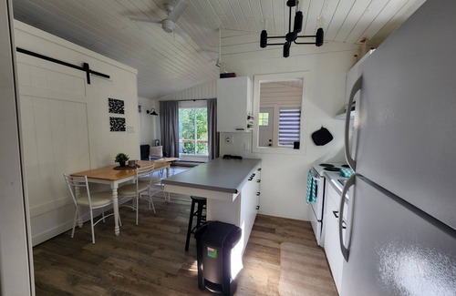 Grand Beach Cabina | Bright & Blue Grand Beach beach house!