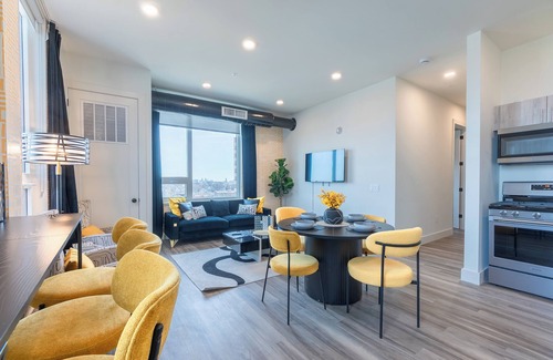 East Orange Apartamento | Bright & Bold with NYC Views, Sleep 13, Park 2 cars FREE, 3BR, 3Bath