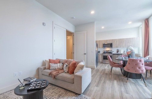 East Orange Apartamento | Bright & Bold with NYC Views, Sleep 13, Park 2 cars FREE, 3BR, 3Bath