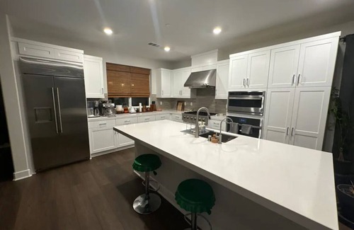Simi Valley Cama Y Desayuno | Bright & Breezy Room - Your Home Away from Home