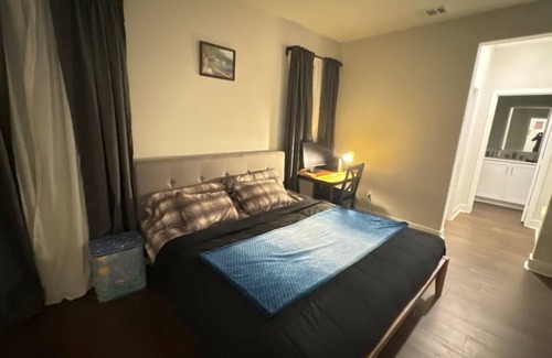 Simi Valley Cama Y Desayuno | Bright & Breezy Room - Your Home Away from Home