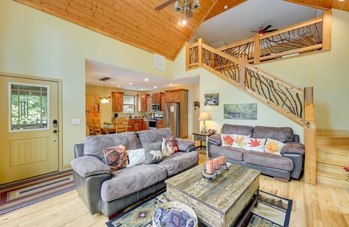 Bryson City Cabina | Bright Bryson City Cabin w/ Fire Pit & Hot Tubs!