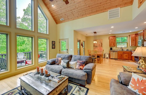 Bryson City Cabina | Bright Bryson City Cabin w/ Fire Pit & Hot Tubs!