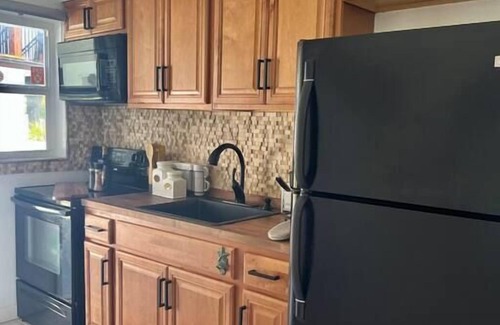 Lauderdale Beach Casa | Bright Bungalow. 2 min walk 2 Beach. Sleeps four