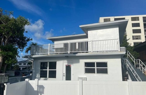 Lauderdale Beach Casa | Bright Bungalow. 2 min walk 2 Beach. Sleeps four