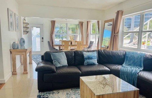 Lauderdale Beach Casa | Bright Bungalow. 2 min walk 2 Beach. Sleeps four