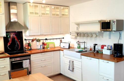 Munchen District Apartamento | Bright by Trade Fair ICM 15 min direct to City Center 2-BedRoom full 2-BathRoom, free Parking, Balcony, Family and Business friendly