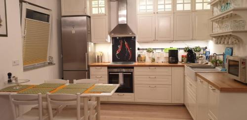 Munchen District Apartamento | Bright by Trade Fair ICM 15 min direct to City Center 2-BedRoom full 2-BathRoom, free Parking, Balcony, Family and Business friendly