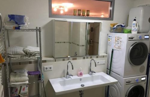 Munchen District Apartamento | Bright by Trade Fair ICM 15 min direct to City Center 2-BedRoom full 2-BathRoom, free Parking, Balcony, Family and Business friendly