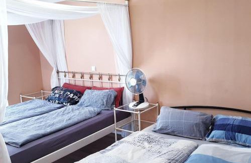 Munchen District Apartamento | Bright by Trade Fair ICM 15 min direct to City Center 2-BedRoom full 2-BathRoom, free Parking, Balcony, Family and Business friendly