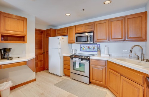 Avalon Condominio | Bright Catalina Island Condo w/ Ocean Views!