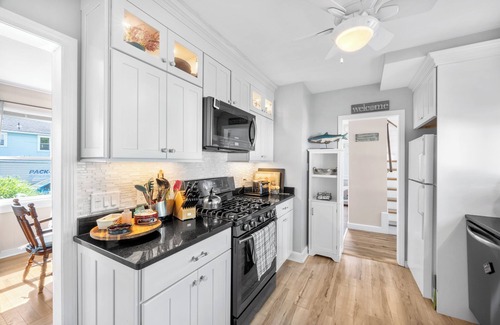 Waterford Casa | Bright & Cheerful Coastal Cottage for Multi-week & Monthly Stays