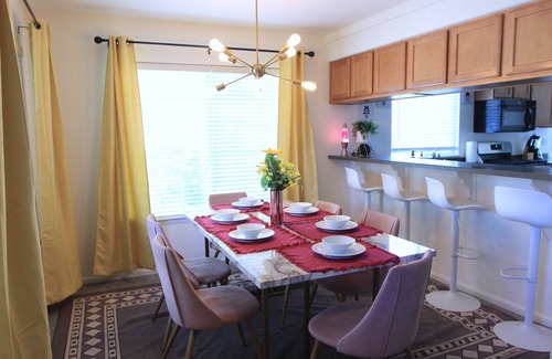 North Central Westminster Casa | Bright Cheerful Family Home! Community Pool. Near Boulder + Denver