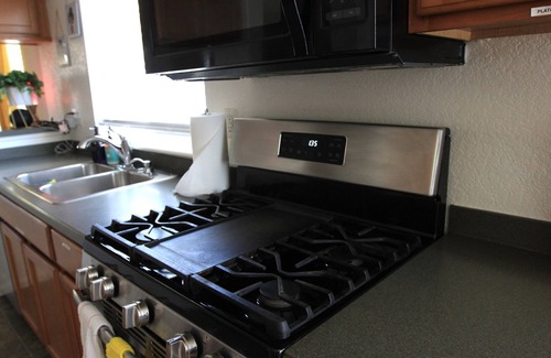 North Central Westminster Casa | Bright Cheerful Family Home! Community Pool. Near Boulder + Denver
