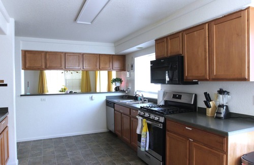 North Central Westminster Casa | Bright Cheerful Family Home! Community Pool. Near Boulder + Denver
