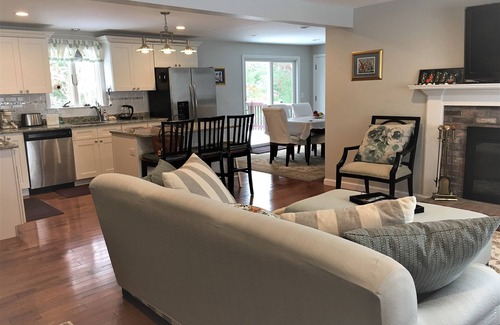 Cotuit Casa | Brillante, alegre, totalmente renovado, aire acondicionado central, casa tranquila cerca de las playas