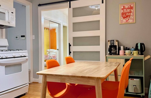 Tower Grove South Casa | Bright & Cheerful-Near Restaurants, Coffee, & Large Park. King Bed Dogs Allowed
