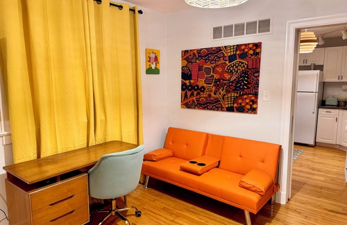Tower Grove South Casa | Bright & Cheerful-Near Restaurants, Coffee, & Large Park. King Bed Dogs Allowed