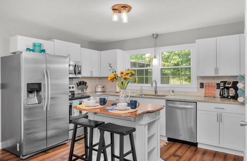 Fort Mill Casa | Bright & Cheery Bungalow - Mins to Downtwn Fort Mill