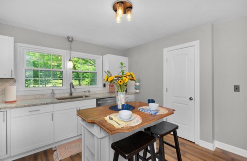 Fort Mill Casa | Bright & Cheery Bungalow - Mins to Downtwn Fort Mill